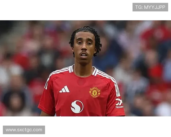 曼联后卫约罗训练失利输掉挑战 穿奇装异服受罚成焦点